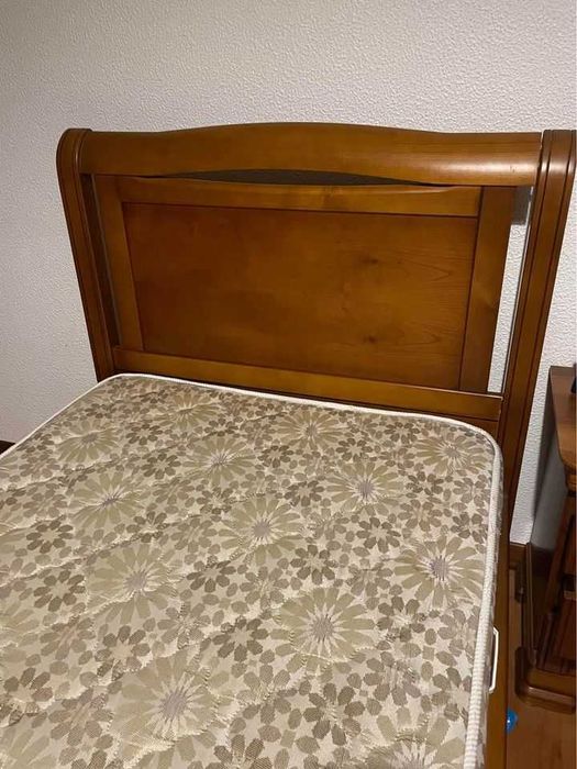 Cama e Móvel ( Escrivaninha)