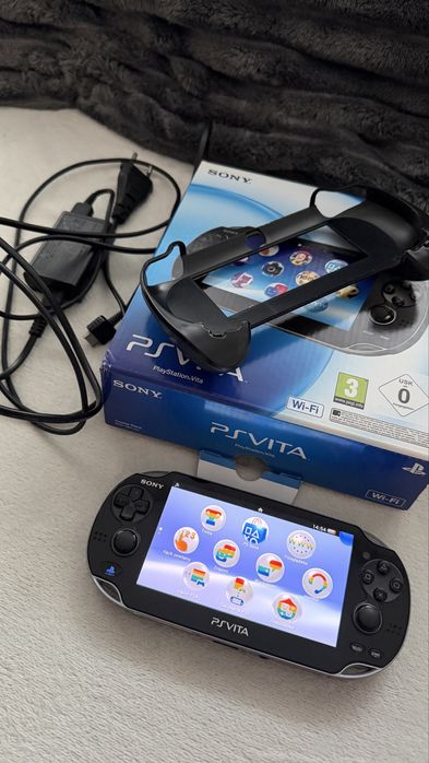 PS Vita PCH-1004 Sprawna, nowy aku, pelen komplet, karta 32Gb Stan BDB