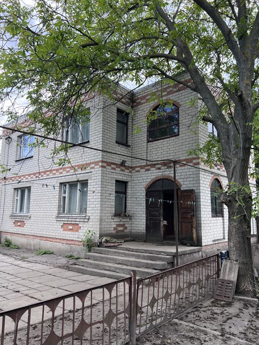 Добротний двоповерховий будинок.