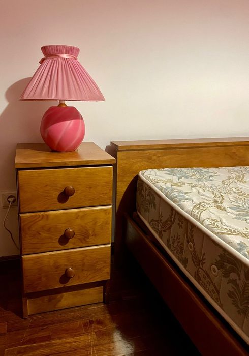 Cama c/estrado, colchão e oferta mesas de cabeceira