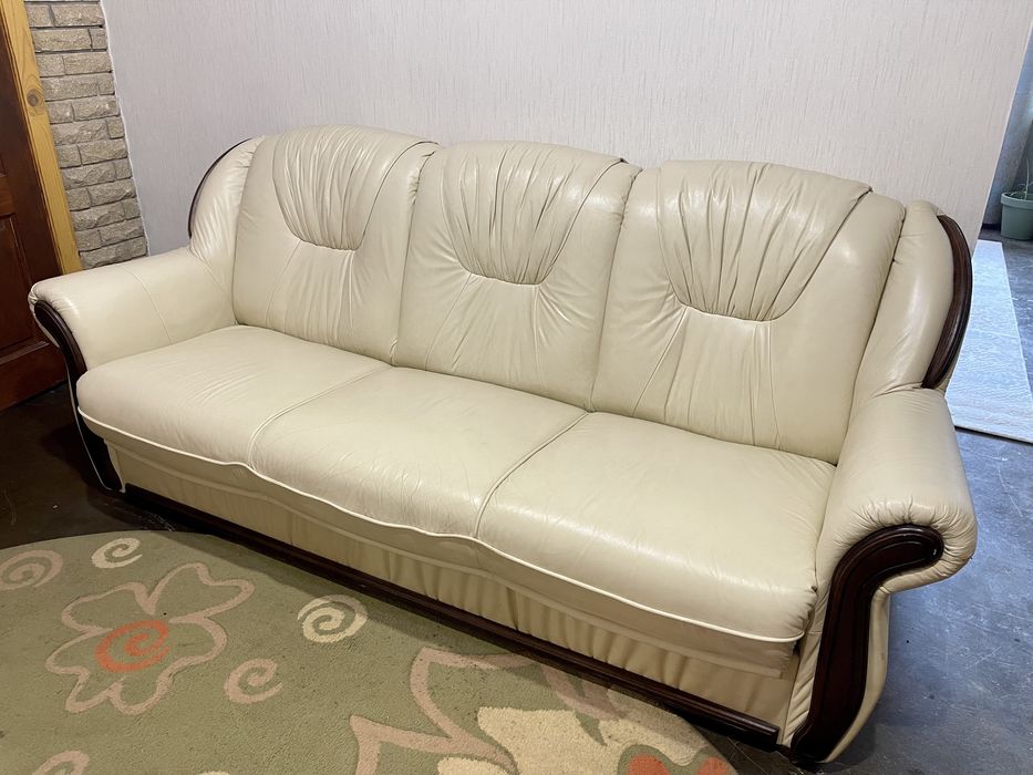 Бежевий шкіряний комплект мягкої частини диван і два крісла