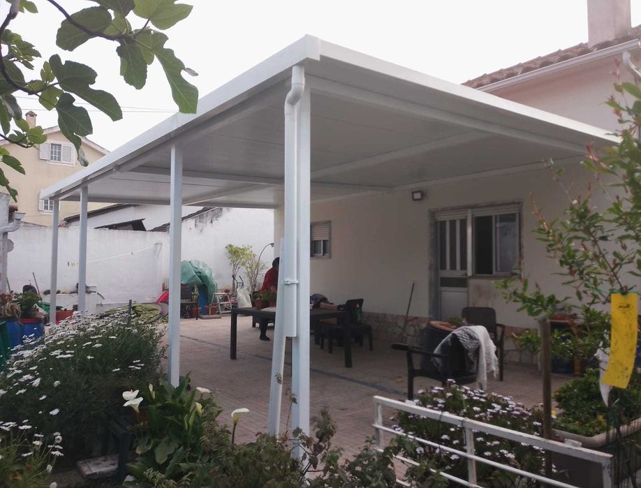 Telheiros em chapa sandwich