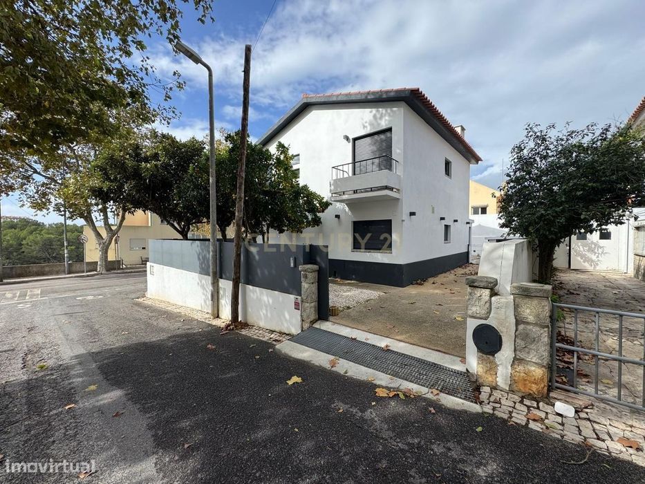 Casa Luxuosa em Cascais - 4 Quartos e Jardim Privado