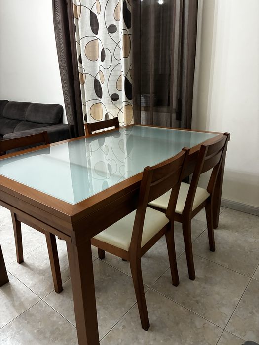 Mesa com 4 cadeiras extensivel