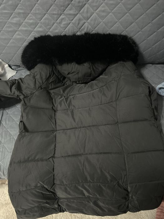 Casaco preto de capuz muito bom estado comprido