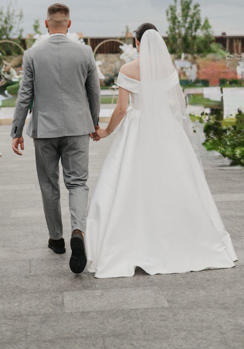 Весільна сукня атлас