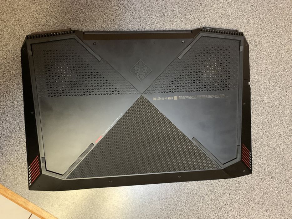 Реально игровой HP Omen 15-ce0021a i7 7700Hq Nvidia 1050 SSD512 RAM16