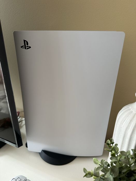 Ps5 com comando, como nova, pouco usada
