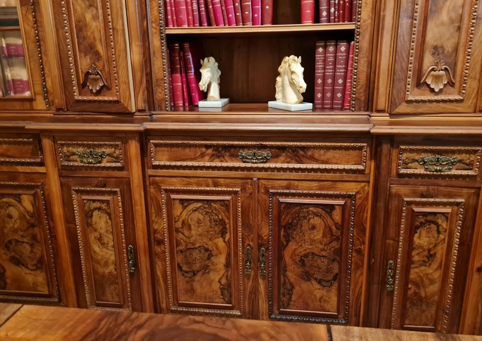 Casa de jantar com mesa, 8 cadeiras e móvel em Nogueira Americana