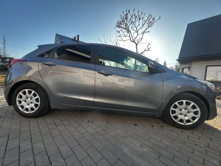Hyundai I30 Samochód jest bardzo zadbany wewnątrz, jednak posiada naturalne ślady