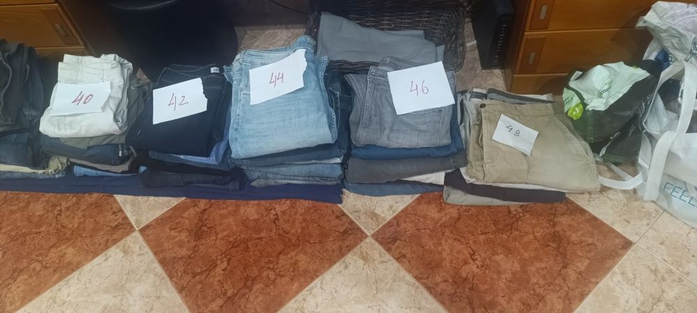 Calças de vários tamanhos, a maior parte de ganga