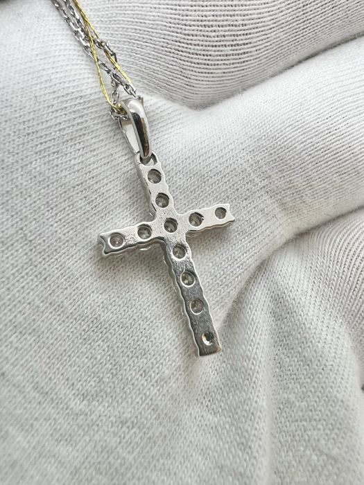 Золотий хрестик з натуральними діамантами. 0.64 карат.