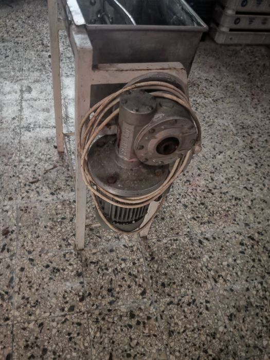 Maquina de amassar pão, etc
