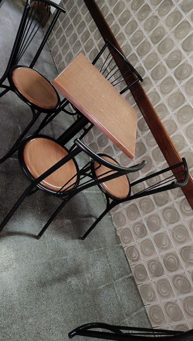 Mesa e cadeiras para café