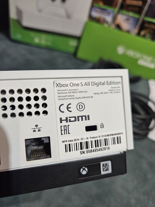 Xbox One S All Digital 1TB + 2 pady