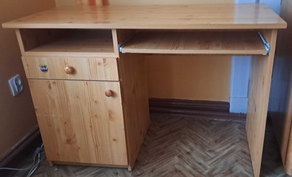 Solidne biurko komputerowe SOSNOWE z wysuwaną półką