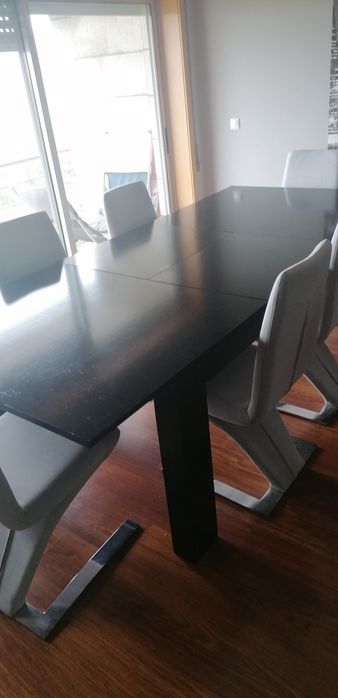 Mesa de sala com cadeiras