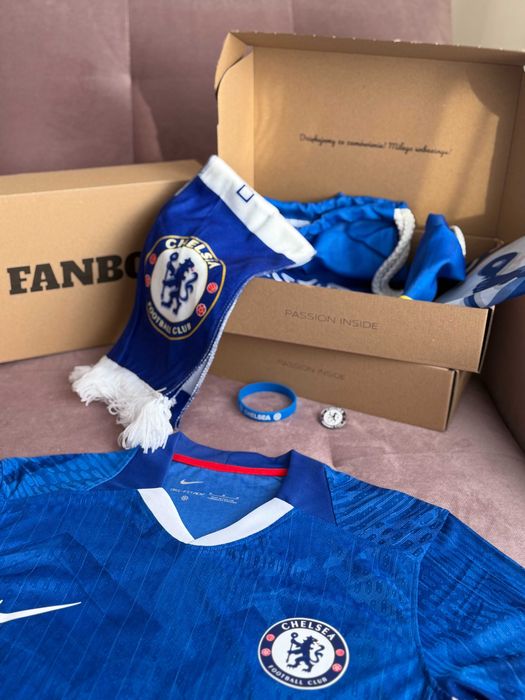 FanBox z koszulką piłkarską prezent walentynkowy dla niego FCBarcelona