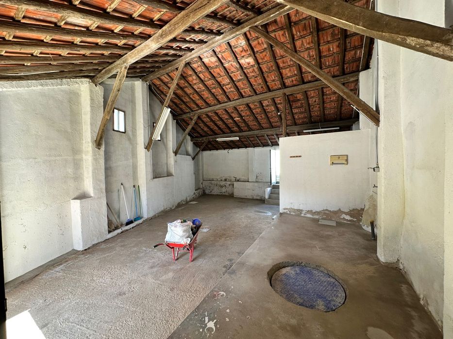 ARRENDAMENTO | Armazém / Garagem – 87 m² | Barro, Torres Vedras