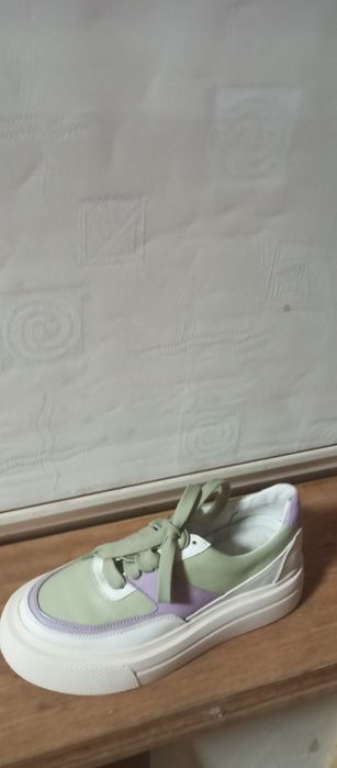 Продам кроссовки женские
