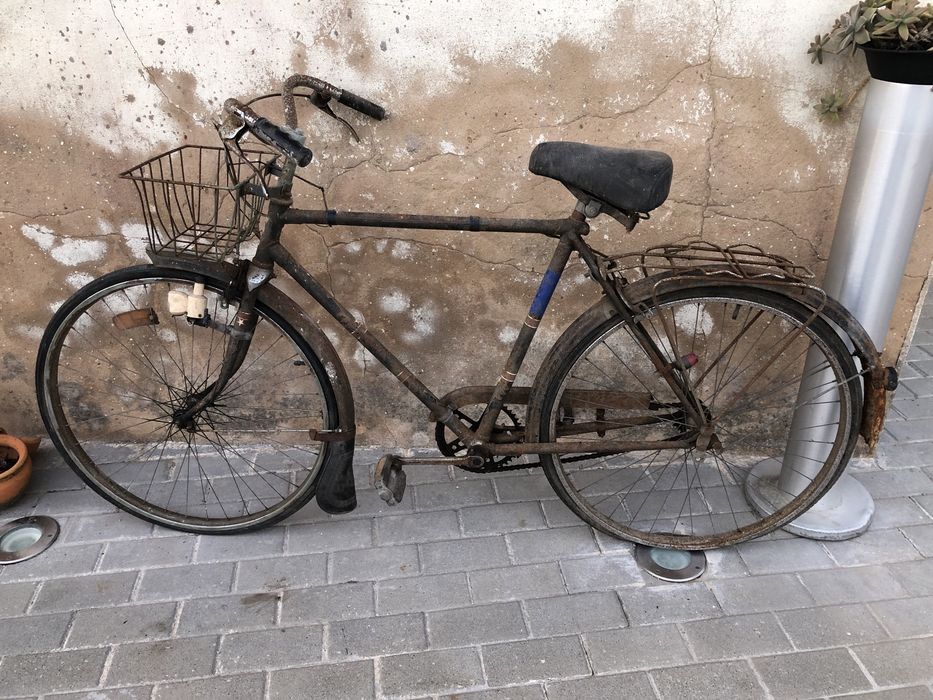 Bicicleta antiga para restauro
