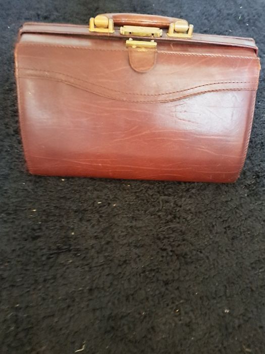 Mala de medico em pele com chave