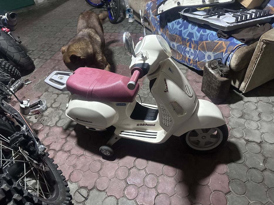 Дитячий скутер Peg-perego Vespa NEW 0019 12 В бежевий