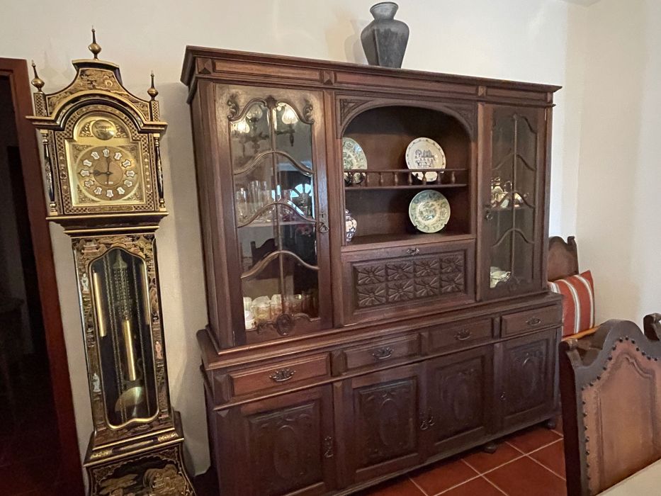 Mobília de sala de jantar estilo séc. XVII