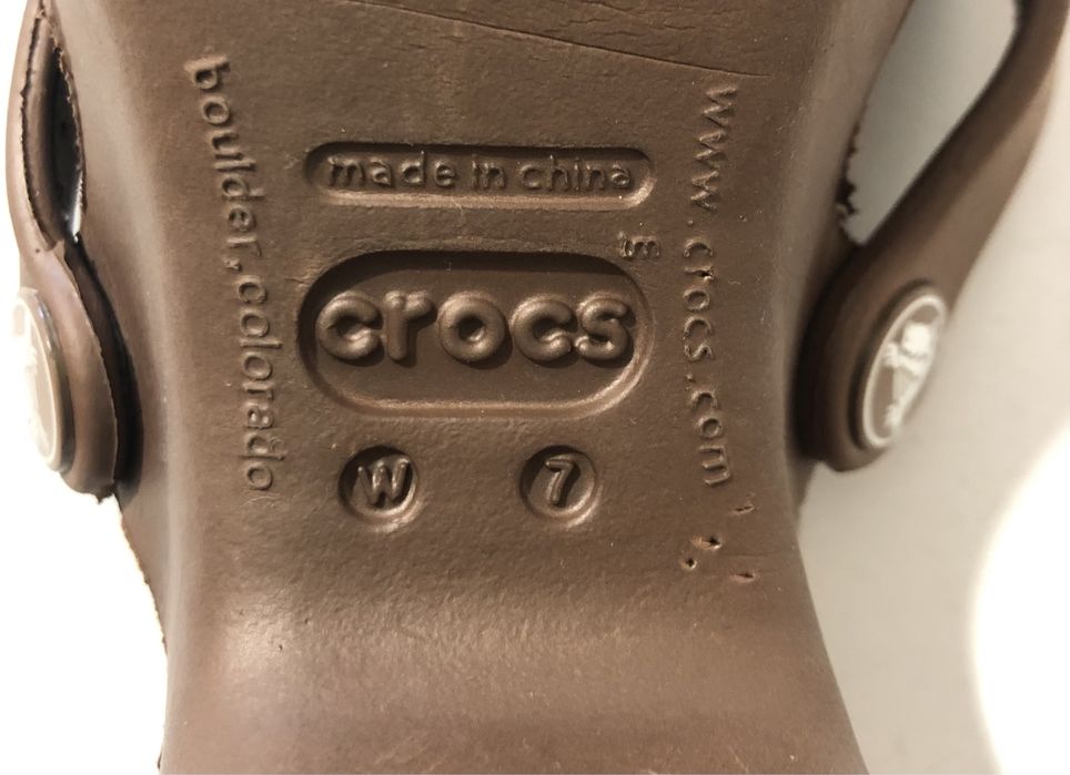 Crocs elegantes: chinelo alto - sandália