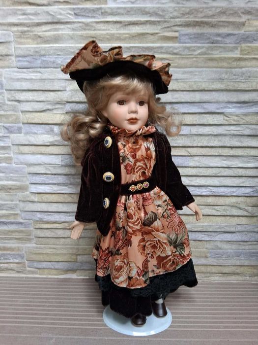 Vende-se Conjunto Seis Bonecas Porcelana