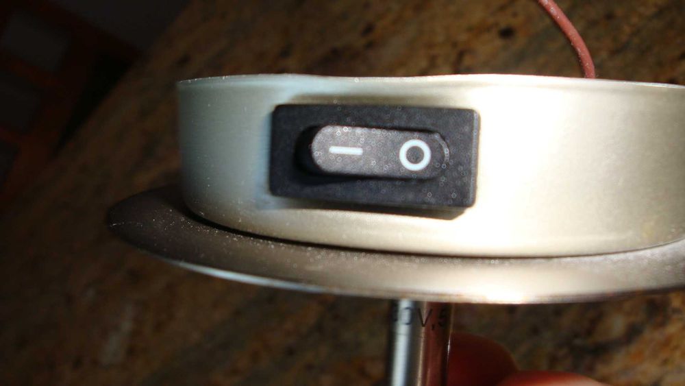 delikatny kinkiet ścienny