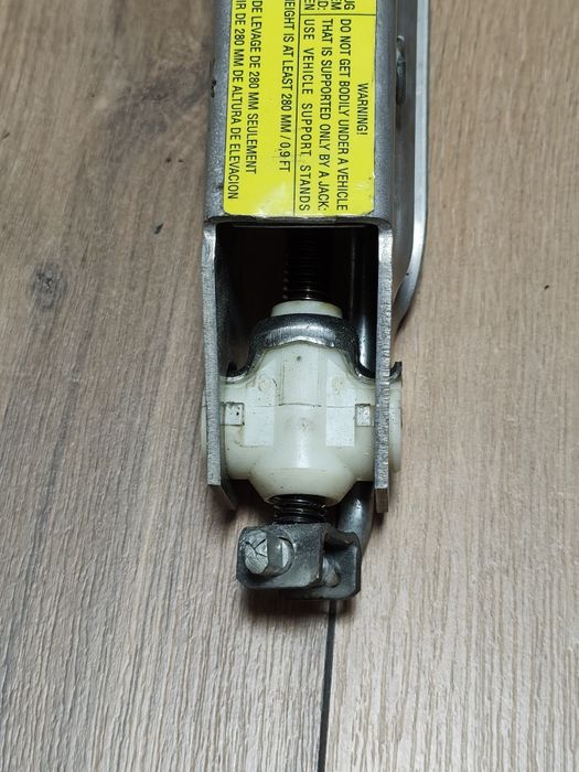 Автомобільний домкрат VAG для Audi A3/A4/A6 та VW Golf/Passat/Vento