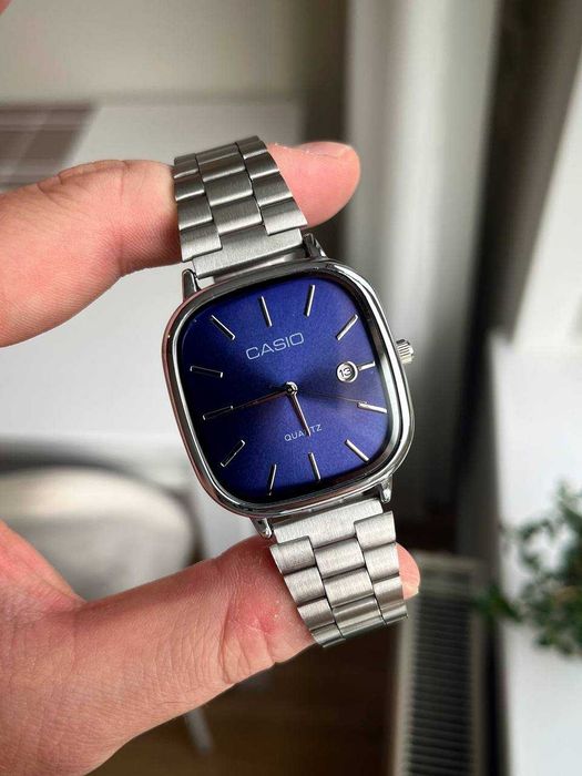 Годинник Casio з синім циферблатом і металевим браслетом