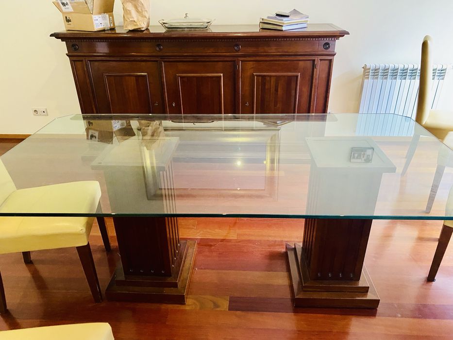 Mesa de sala em vidro com suportes em madeira