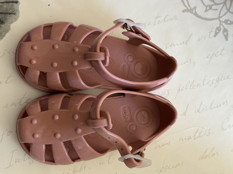 Sandálias Chicco cor de rosa