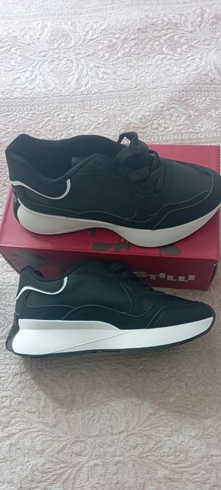 Демисезонні кросівки 40.