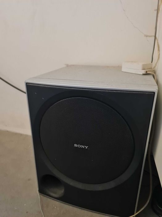 Equipamento de som Sony. Controler e mais 1 subwoofer, 1 caixa média e 4 caixas pequenas de som.