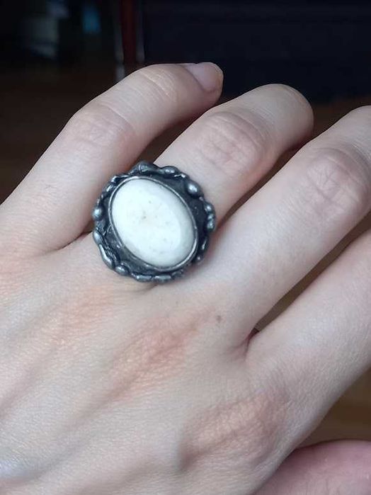 Pierścionek artystyczny, biały