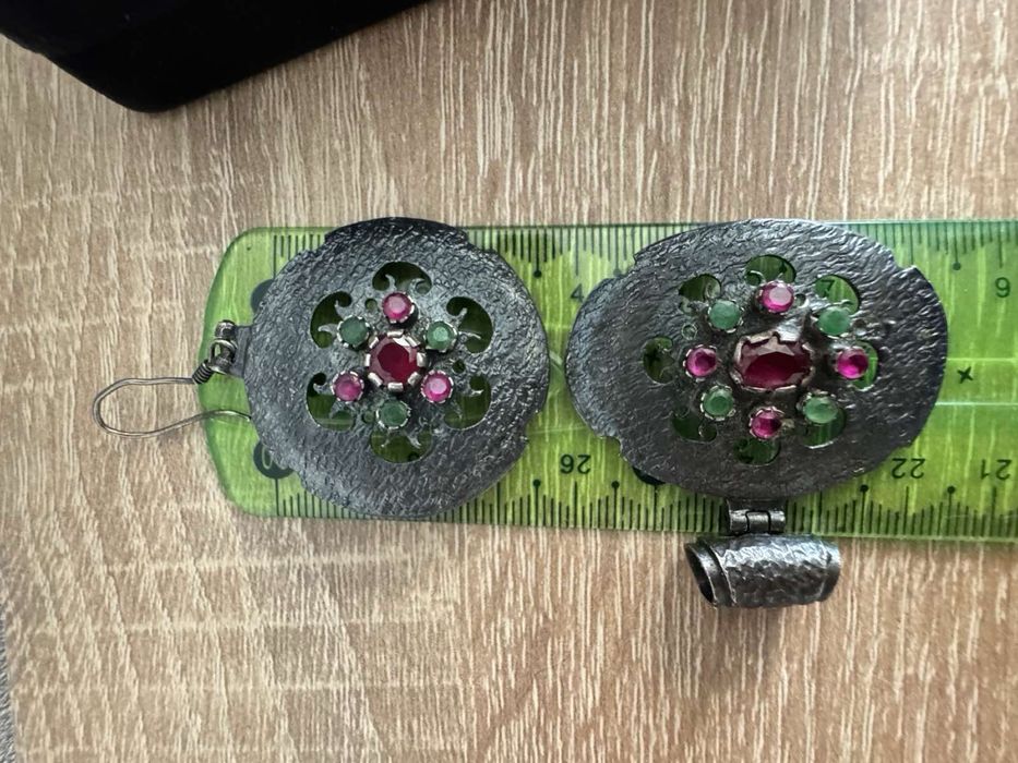 Ювелірний гарнітур з черненого срібла із рубінами та смарагдами