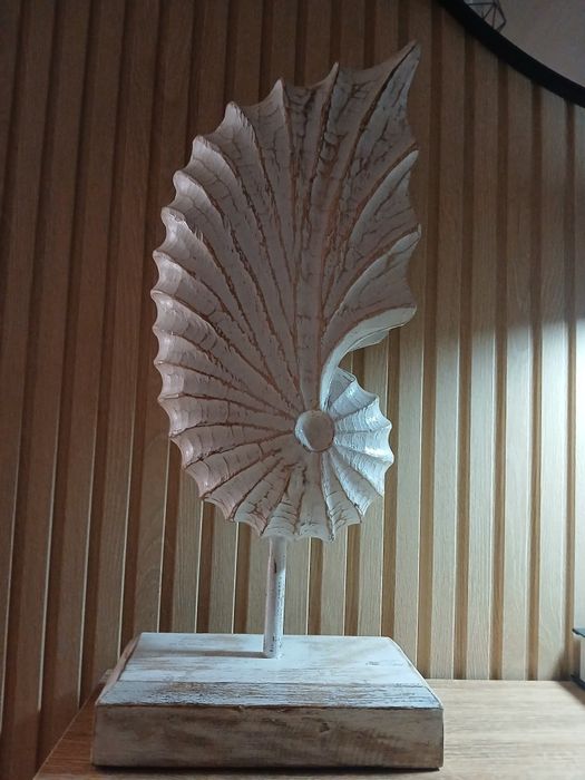 Vendo estatueta em madeira em forma de búzio  em excelente estado