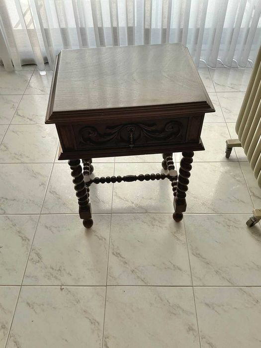 Mesinha de cabeceira em madeira Estilo século XVII