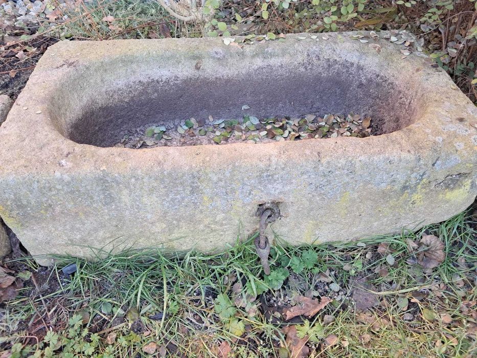 Stare kamienne koryta z piaskowca – ręcznie ciosane, masywne