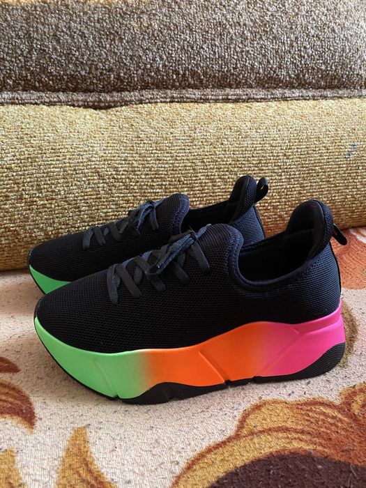 Кросівки жіночі