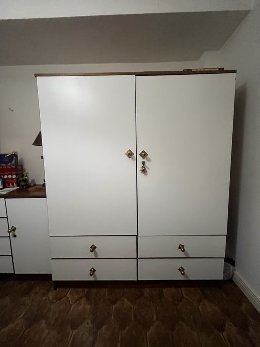 Mobília de quarto - roupeiro, cómoda, escrivaninha