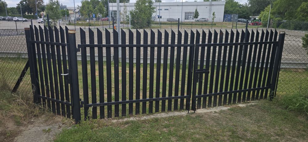 Brama stalowa dwuskrzydlowa z baramka