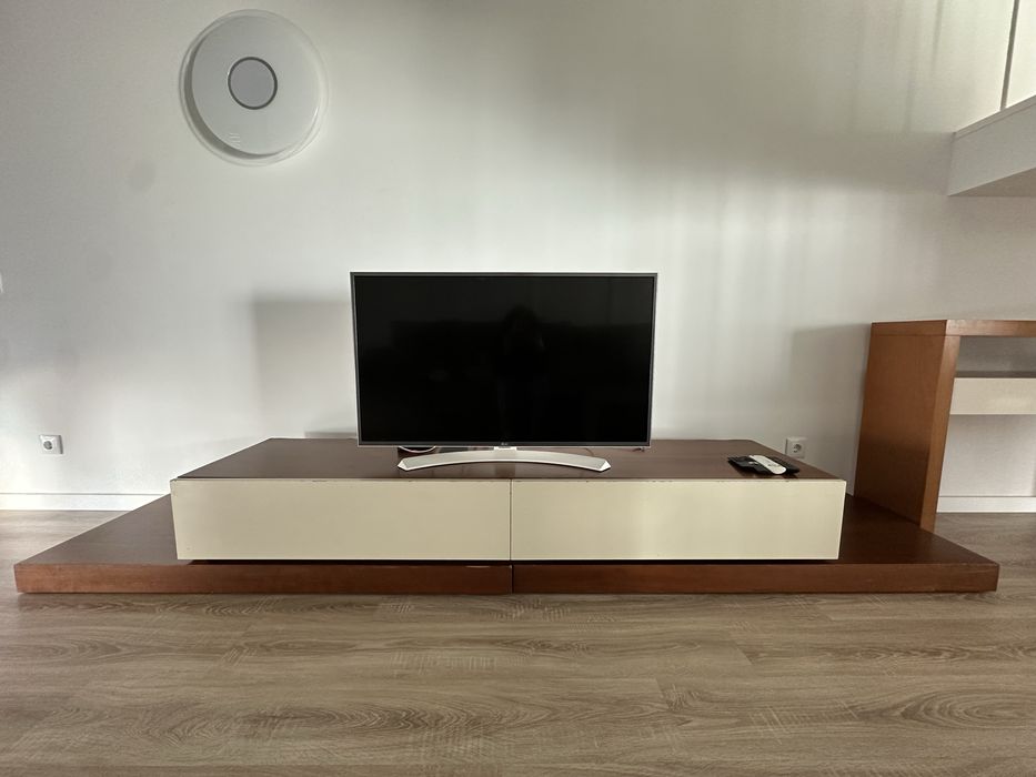 Móvel de TV de madeira maciça com gavetas brancas