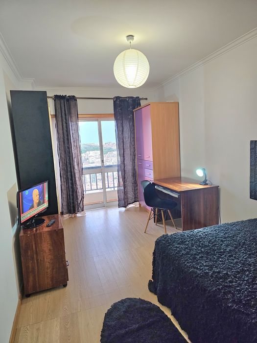 Alugo quarto espaçoso mobilado com tv e varanda