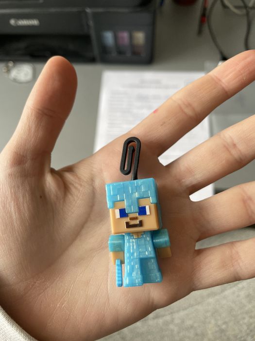 Стів в алмазній броні Кіндер джой майнкрафт