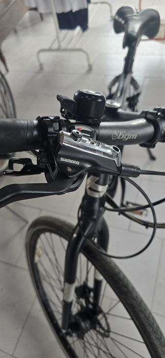 Bicicleta elétrica da Bergamont com acessórios shimano