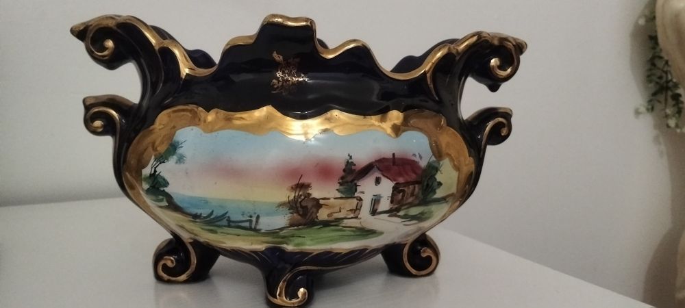 4 copos antigos e terrina. A terrina não tem  a tampa.